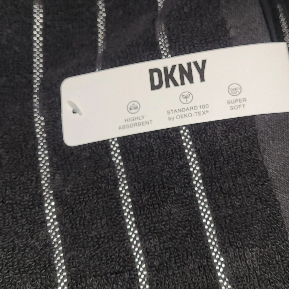 💕NWT DKNY Towel Set💕Set of 3💕